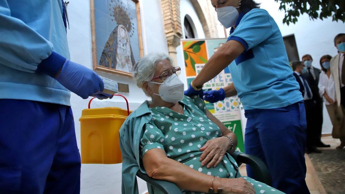 La cordobesa Manuela García recibe la vacuna frente a la gripe -la primera de esta campaña en Andalucía- en la residencia Nuestra Señora de los Dolores.