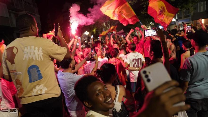Imatges de la celebració de la victòria de la Roja al centre de Manresa