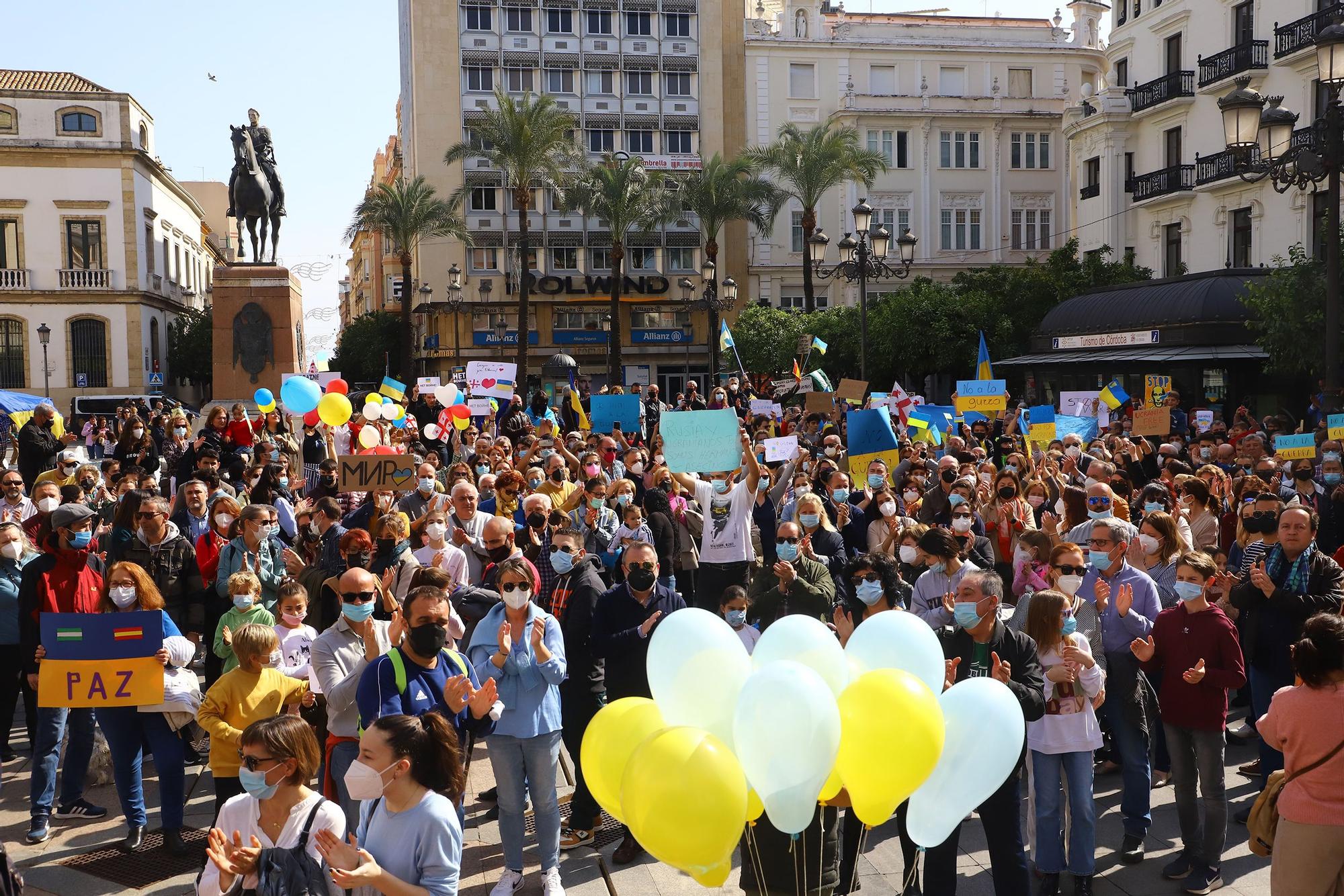 Cientos de personas se concentran contra la guerra en Ucrania en Las Tendillas