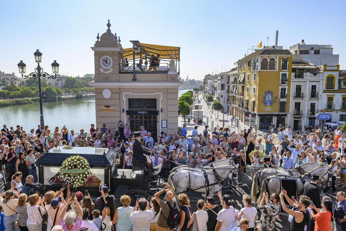 Sevilla llora y vitorea a María Jiménez en su último paseo hasta Triana.