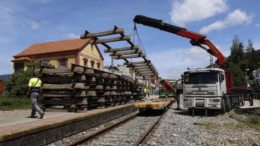 Una grúa retira este viernes un tramo de las vías del tren en el antiguo corredor de Chapela. // Ricardo Grobas