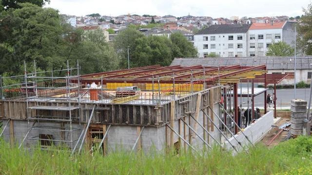 Aspecto general del edificio en construcción y asistentes a la visita. |  Bernabé/Ángel Abeledo