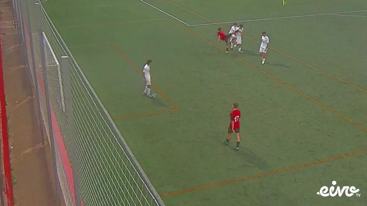 Un juvenil del Serverense propina una brutal patada a un jugador del Madre Alberta