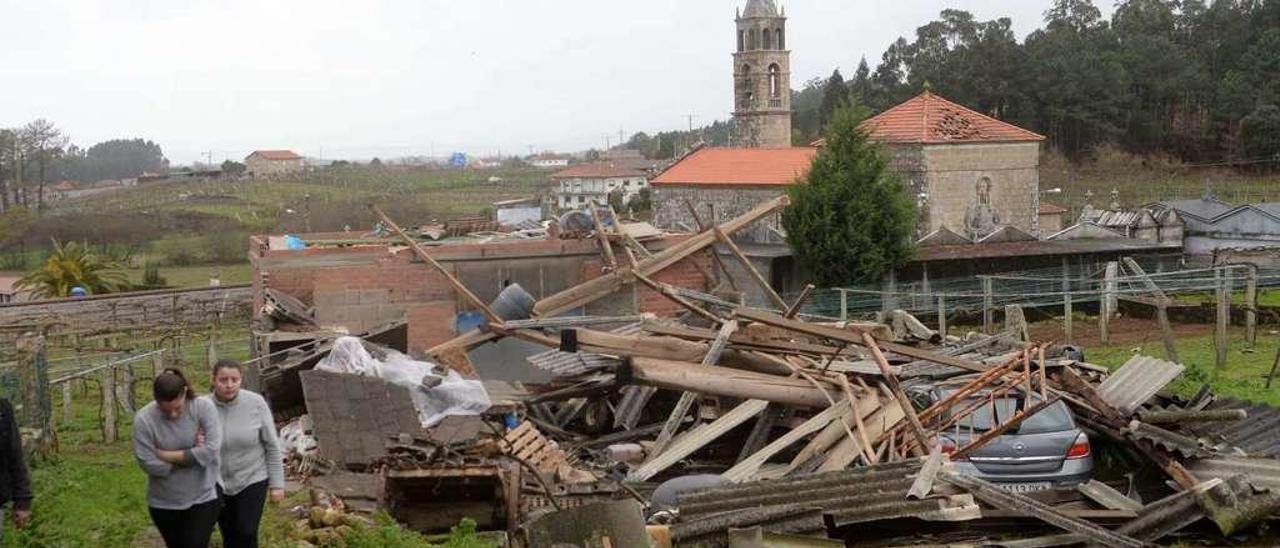 La tempestad destruyó por completo el galpón de la imagen y causó daños en el tejado de la iglesia de San Martiño. // Noé Parga