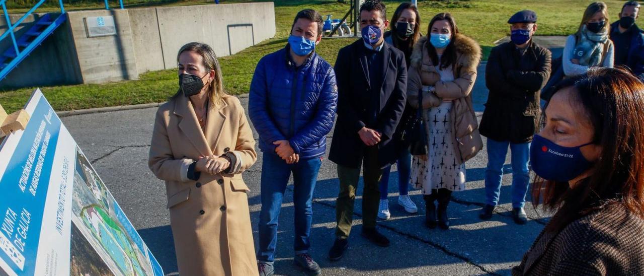 La conselleira (izquierda), durante la explicación técnica del proyecto.   | // IÑAKI ABELLA