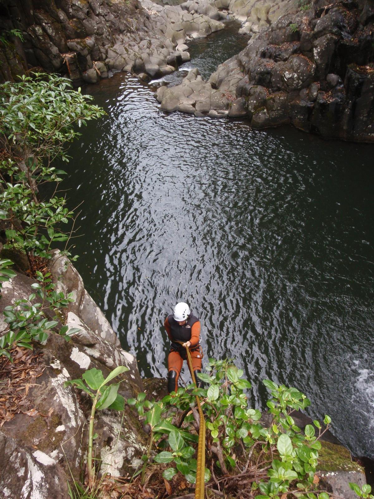 Un hombre practicando canyoning