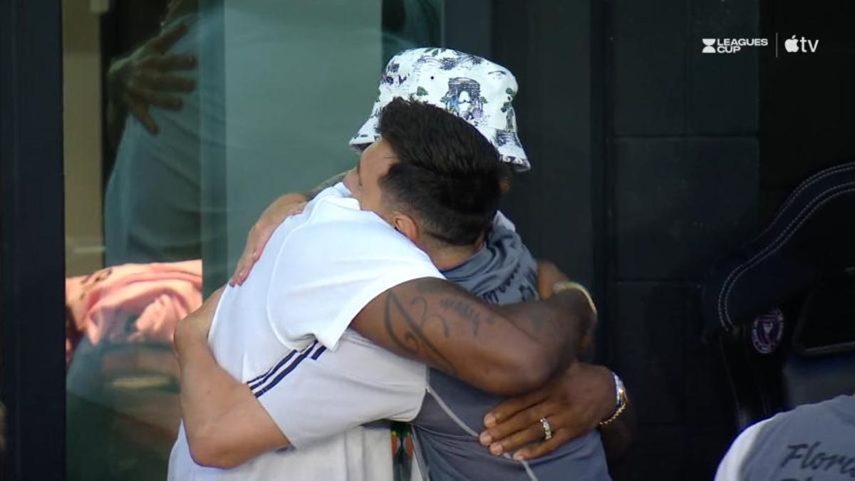 El abrazo de dos leyendas: Leo Messi y Lebron James antes del partido del Inter Miami