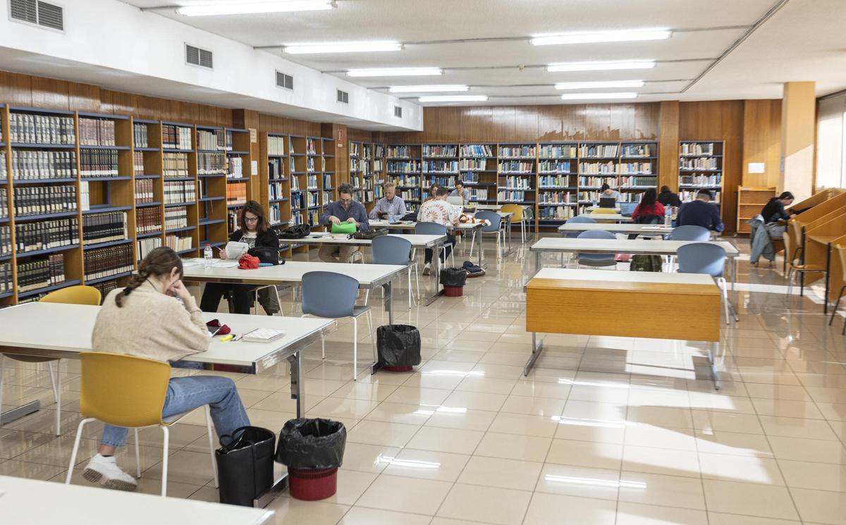 Una de las salas de la Biblioteca Azorín ubicada en el Paseíto Ramiro de Alicante