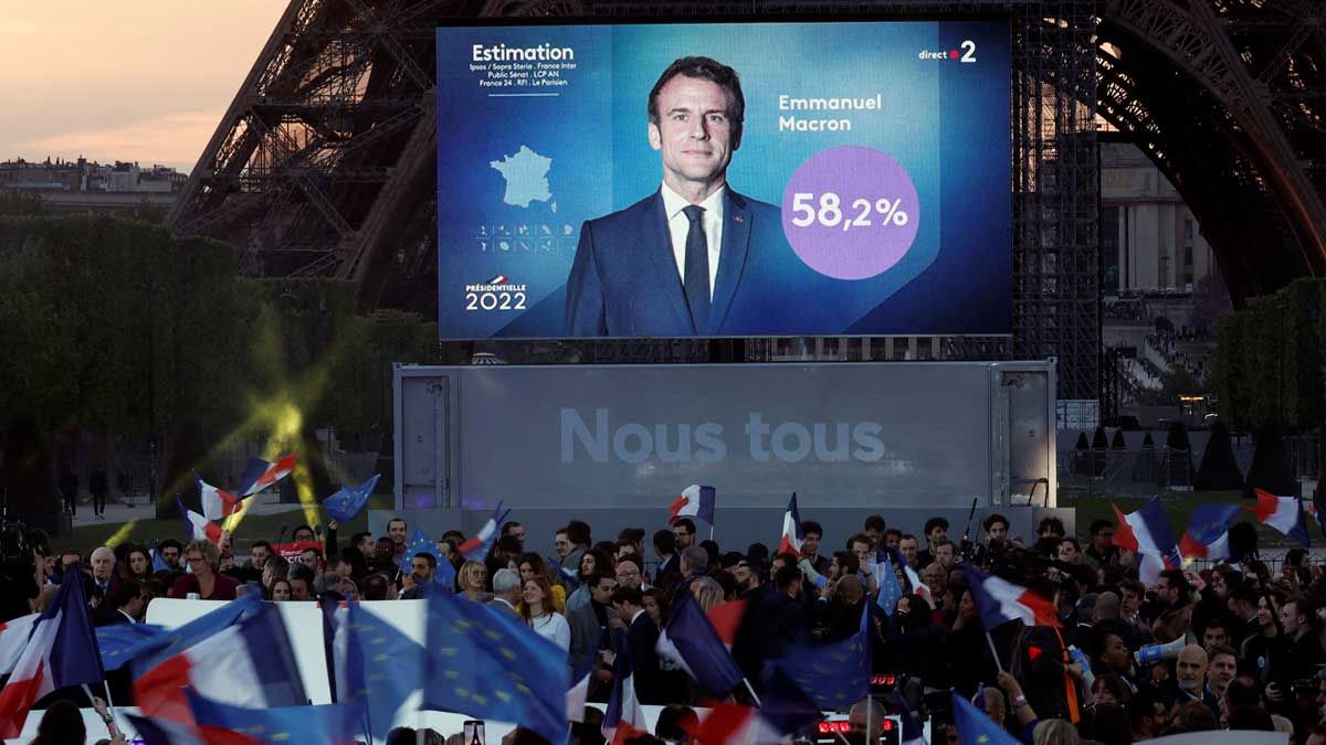 Los seguidores de Macron celebran la victoria junto a la torre Eiffel