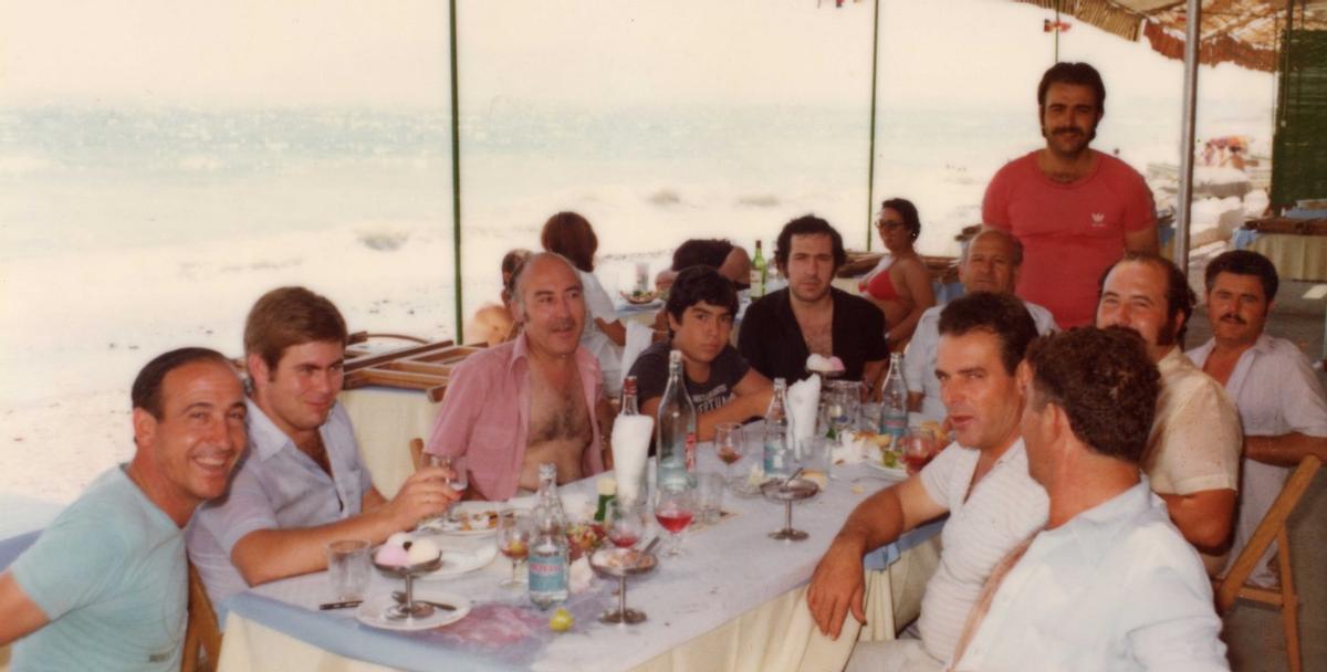 Socios de la peña Amigos del Cante en Casa Carrasco en 1980.