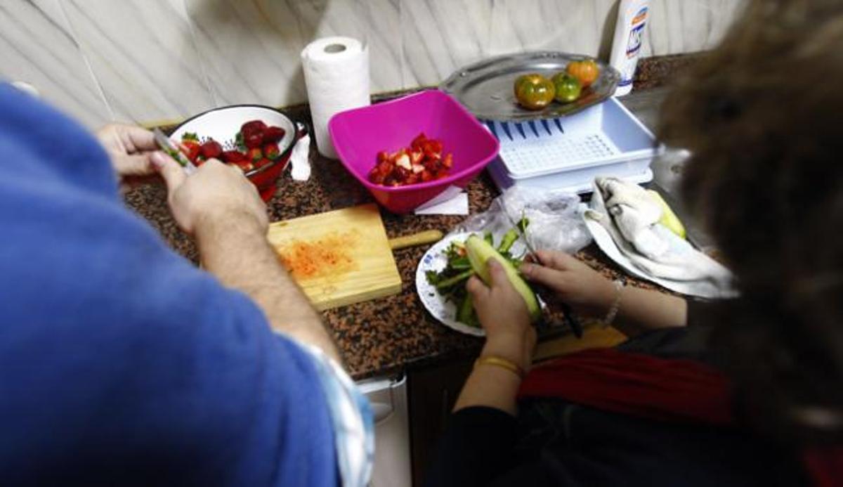 Diviértete cocinando en familia.