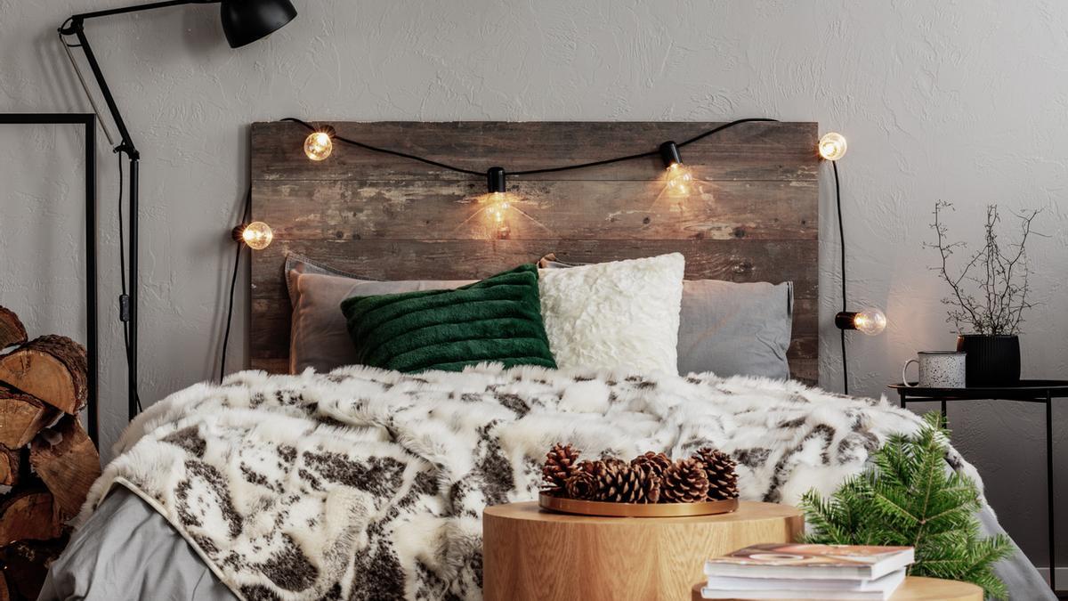 El cabecero con mesita de noche incluida de Ikea está rebajado y es ideal para ganar espacio en nuestro dormitorio