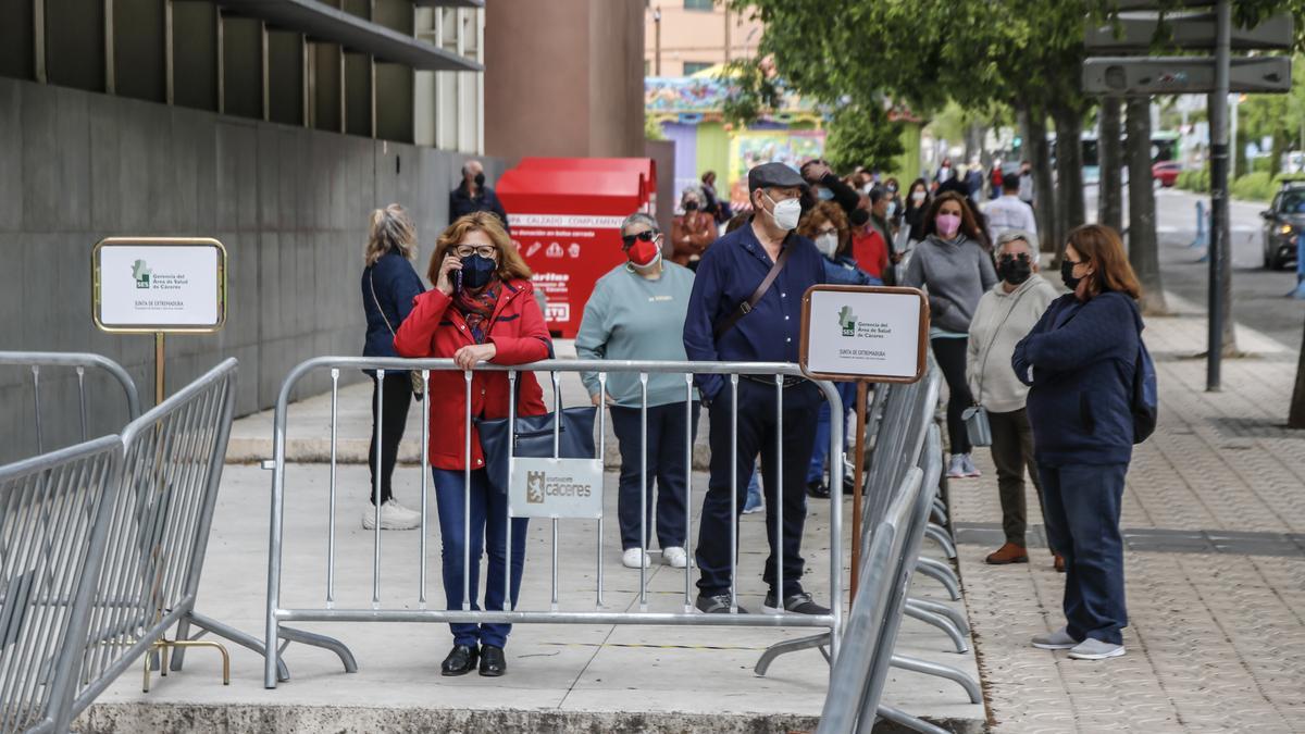 Usuarios que acudieron a ponerse la vacuna la semana pasada al palacio de congresos de Cáceres.