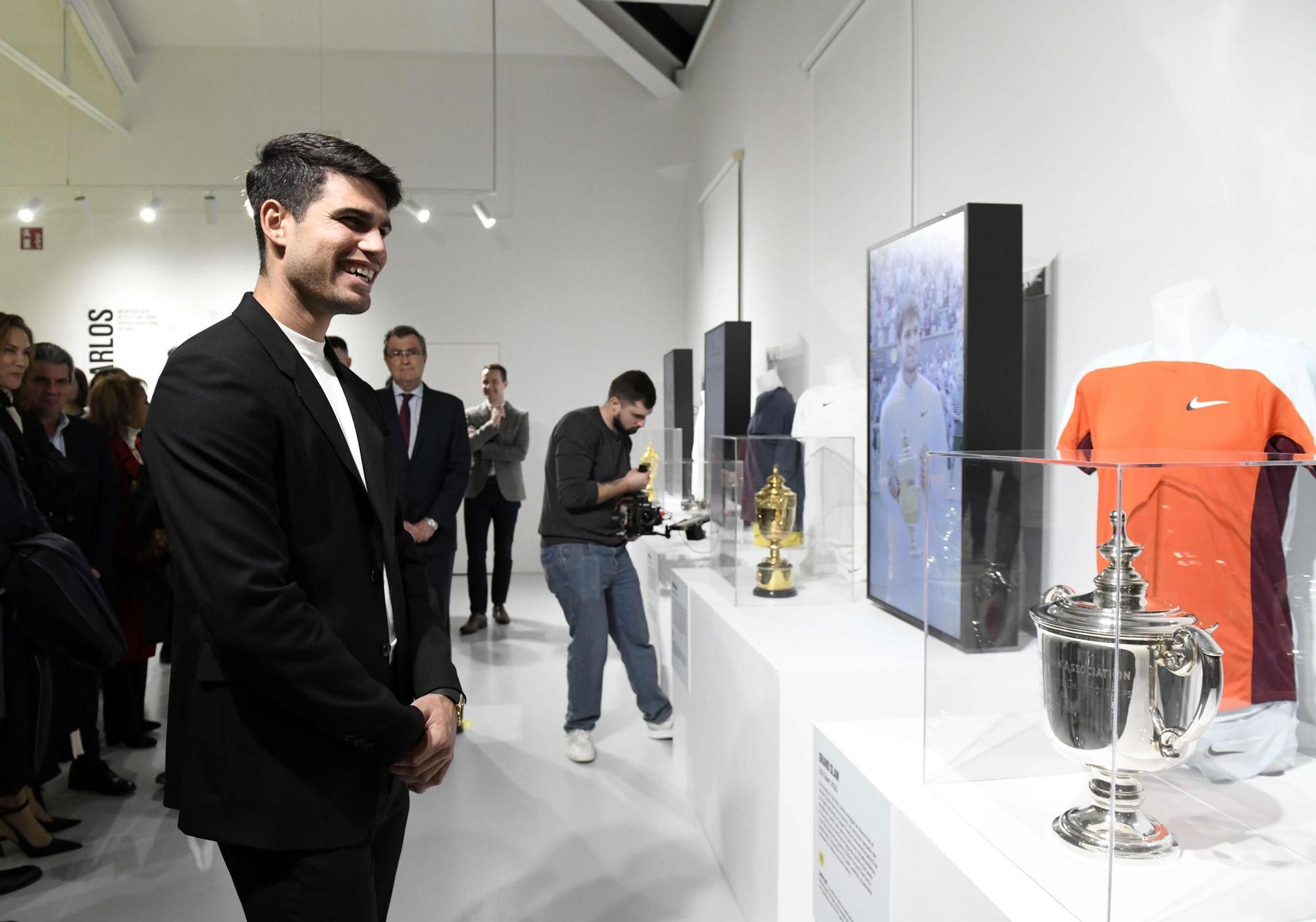 Así ha sido la inauguración de la exposición de Carlos Alcaraz en la Cárcel Vieja de Murcia