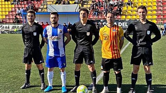 Els capitans amb els col·legiats abans de començar el partit.