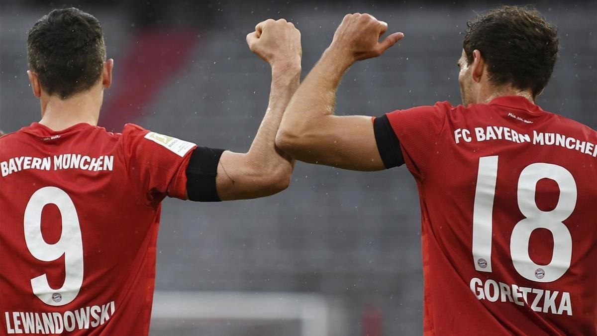 Lewandowski y Goertzka celebran un gol del Bayern al Eintracht Frankfurt