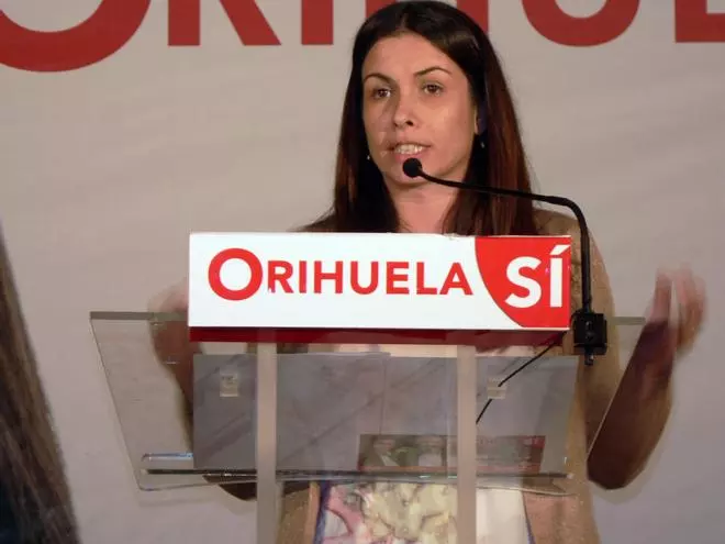 Carolina Gracia se compromete a ampliar el centro social de Hurchillo