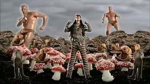 Jason Statham ballant en un videoclip.