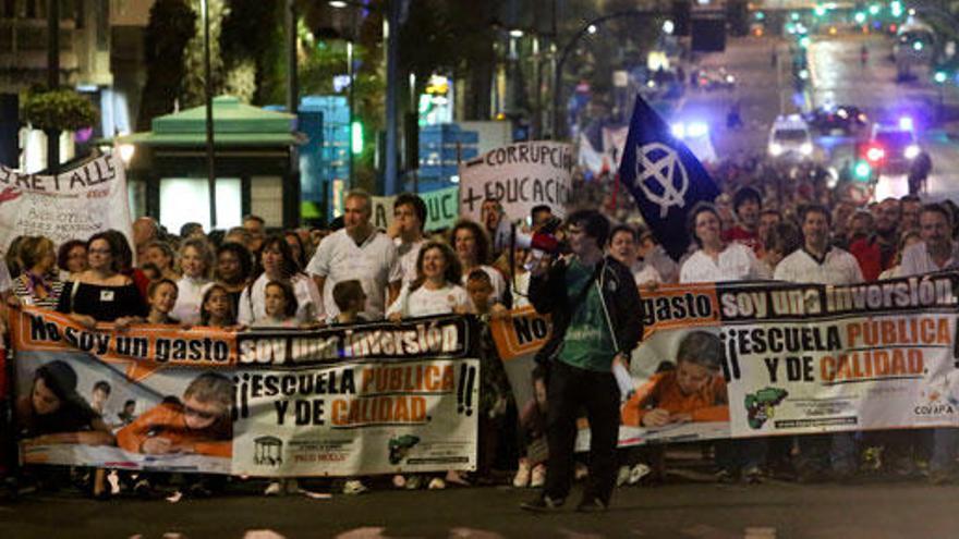 Una imagen de la manifestación celebrada esta tarde en Alicante por la educación pública de calidad