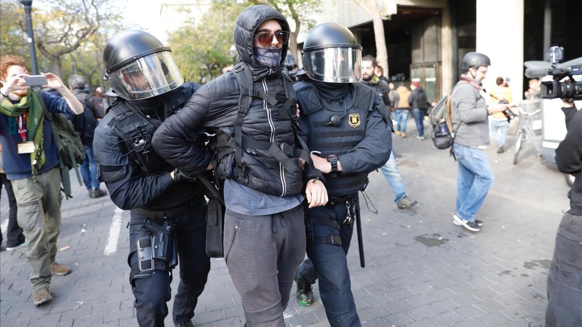 Agentes de los Mossos se llevan a un detenido en Drassanes. Agentes de los Mossos se llevan a un detenido en Drassanes.