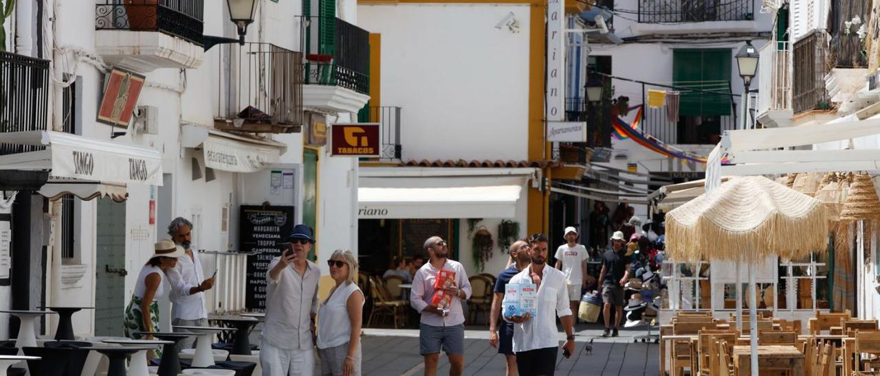 Turistas en la zona de la Marina de Ibiza