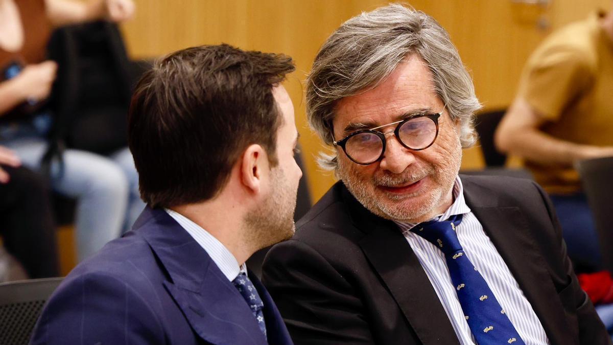Carlos González, a la derecha, conversa con su hijo y también acusado, Alejandro González, en la primera sesión del juicio.