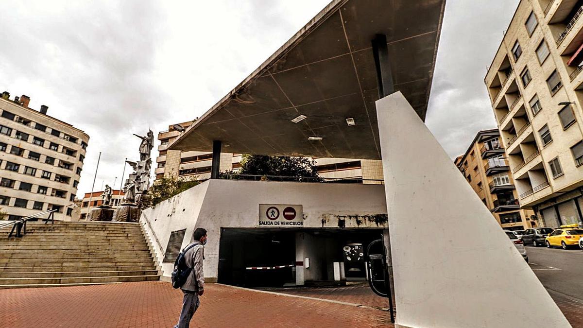 Entrada al parking subterráneo cuya construcción motivó la desaparición del parque. | JUANI RUZ