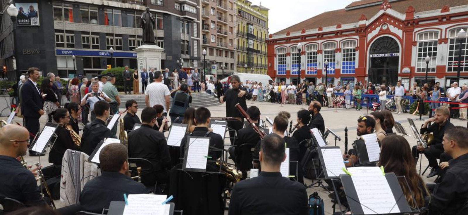 La Banda de Música de Gijón, en la plaza del Seis de Agosto. | Marcos León