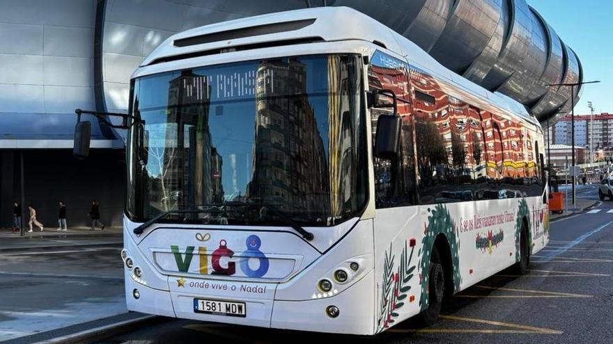 Así es el nuevo bus navideño que ya rueda por las calles de Vigo