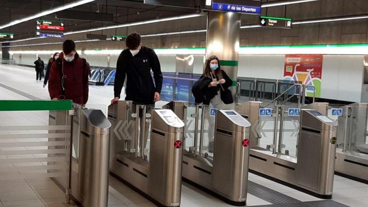 Usurarios del metro de Málaga