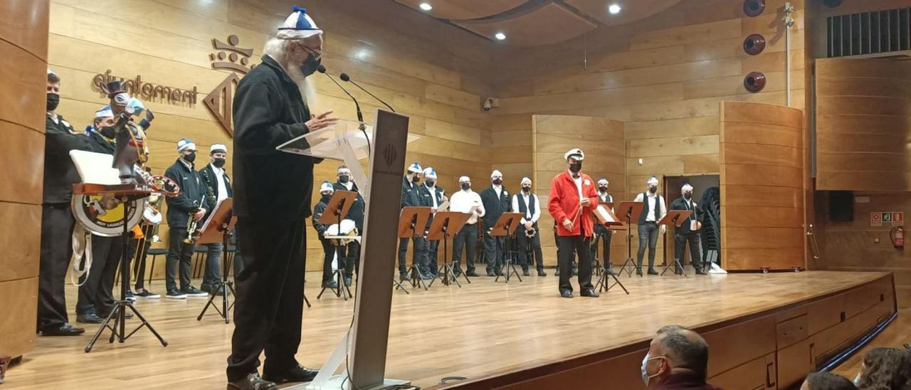 Un momento de la actuación de la Murga el Burro, en el auditorio municipal de Cullera. | JOAN GIMENO