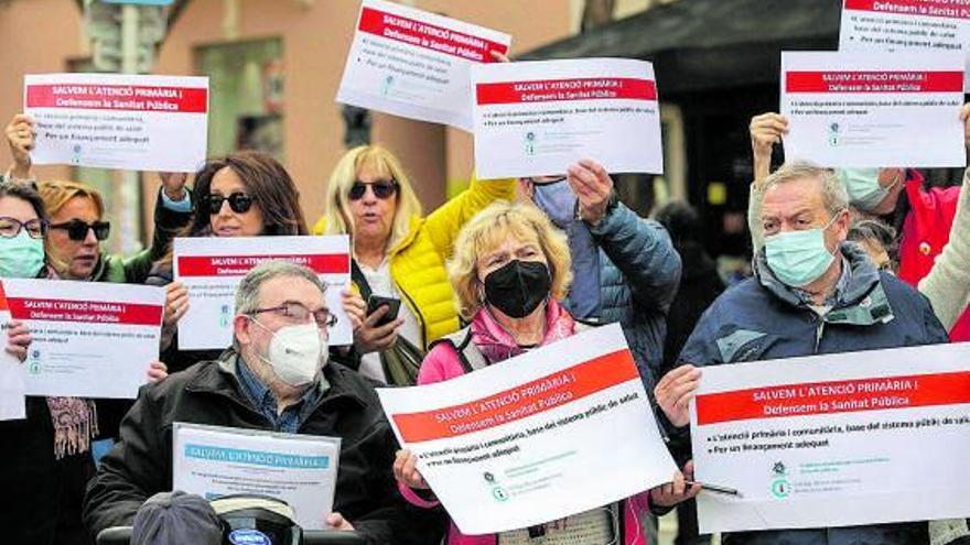 Unas 50 personas se manifestaron ayer en la plaza de España.