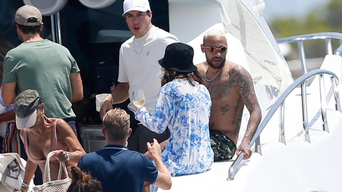 Neymar navega con un grupo de amigos en Ibiza