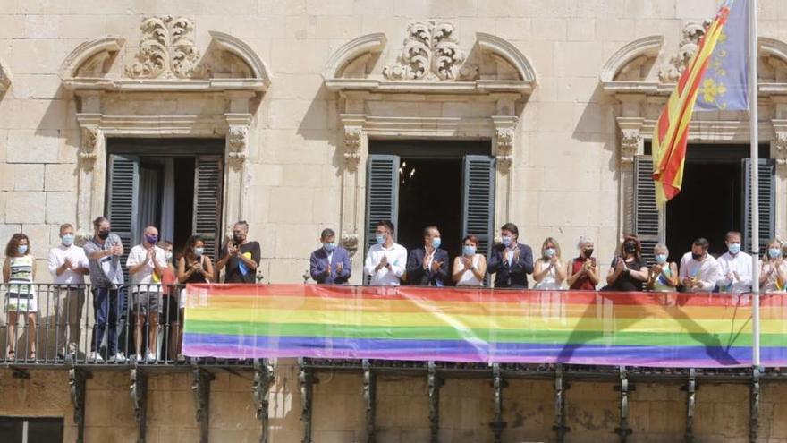 Acto de colocación de la pancarta, en un lateral del Ayuntamiento ya que el espacio central sigue ocupado por un crespón negro por las víctimas del covid