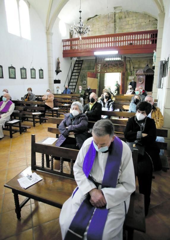 El funeral por Severino Canal, ayer, en la parroquia de Fano. | Ángel González