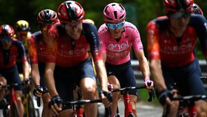 Geraint Thomas, de rosa, con sus compañeros del Ineos, poco antes de la caída.