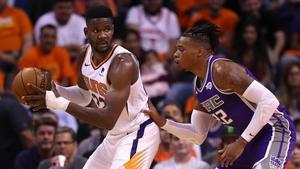 DeAndre Ayton, a la izquierda, defendido por Holmes. 