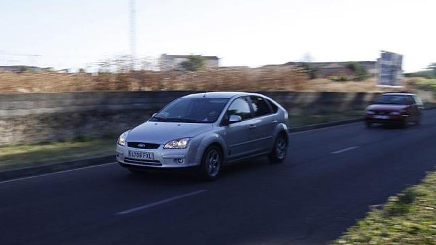 Varios vehículos circulan por una carretera de la provincia.