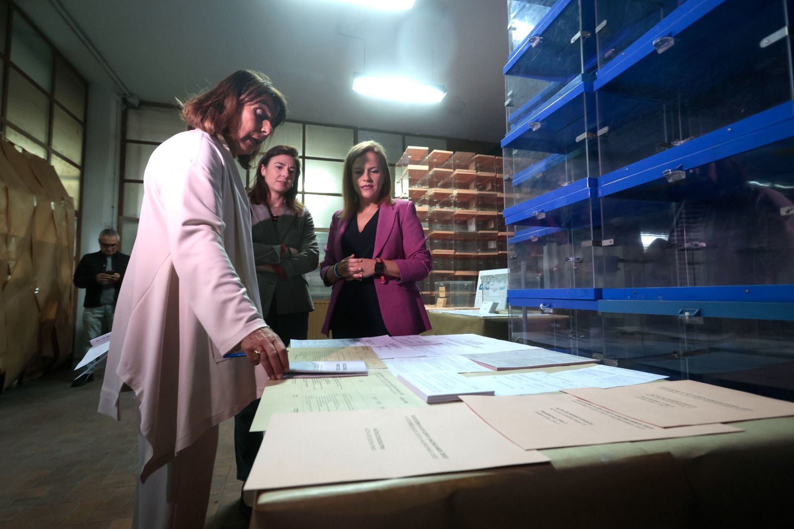 Dispositivo de preparación para el 28M en el almacén electoral de Delegación de Gobierno