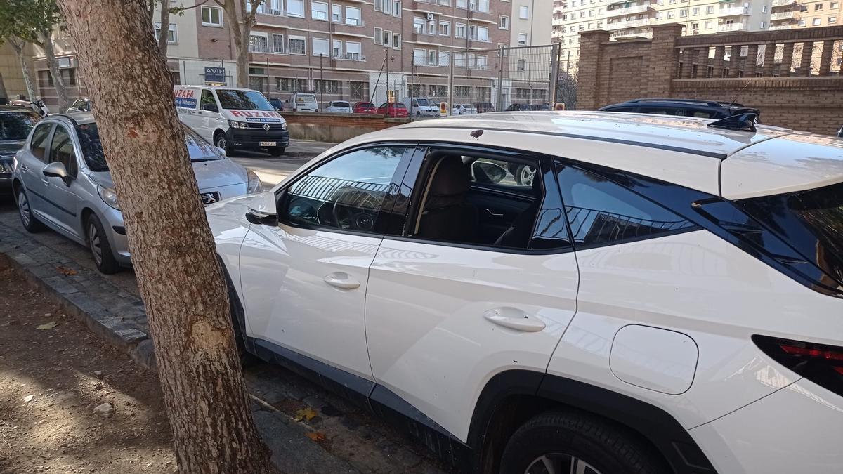 Coche vandalizado en Zaragoza.