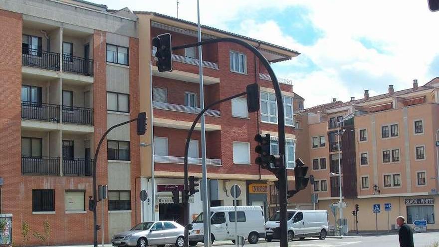 Un vecino cruza la carretera por Carlos Pinilla en la que no funcionan los semáforos y las luminarias . Foto