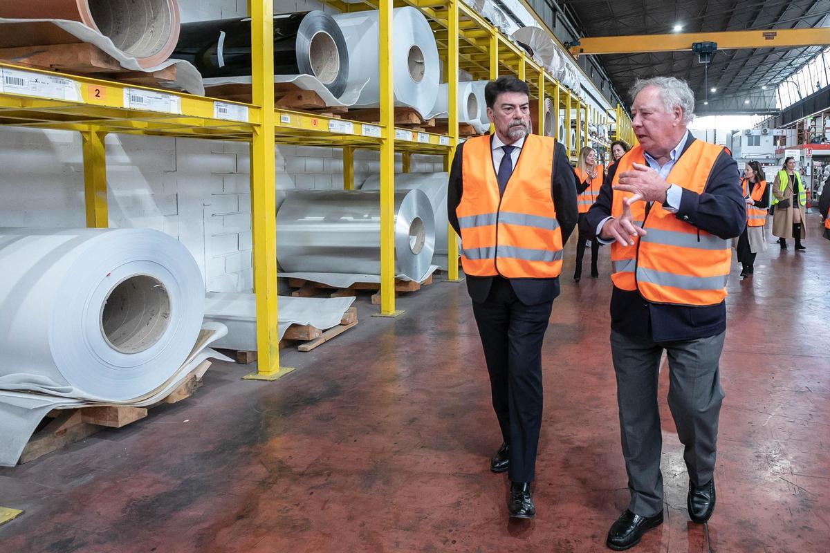 Luis Barcala, con el presidente de Alibérico, Clemente González Soler, durante la visita a la planta del grupo en Alicante.