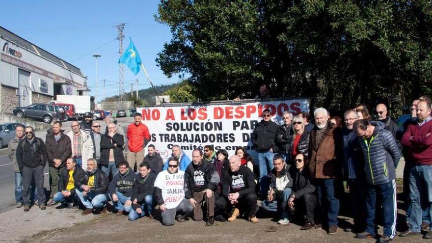 Los trabajadores de Fahime, ayer, junto a los miembros de la Plataforma de Empresas en Lucha, a la puerta de la nave del encierro en Tabaza.