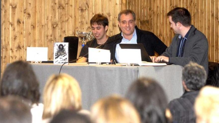 Daniel Menéndez Cuervo, en el centro, durante la presentación de su novela.