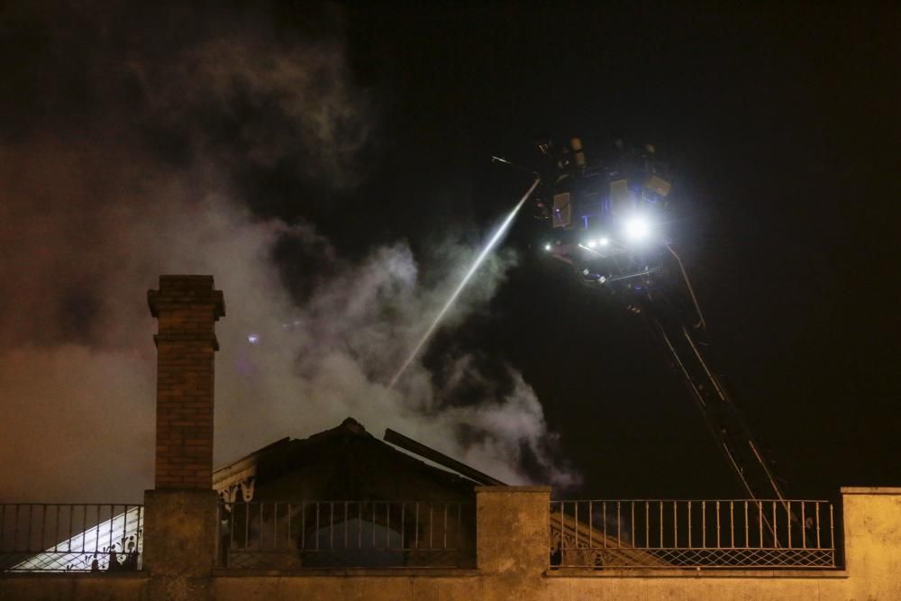 Un fuego destruye el chalé de los García Pola, uno de los tesoros indianos de Avilés.