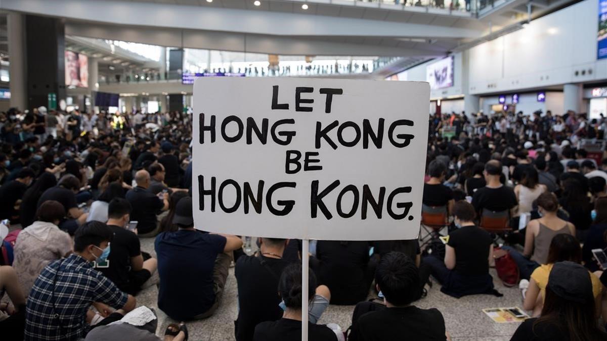 Manifestantes hongkoneses protestan en una sentada en el aeropuerto, este viernes.