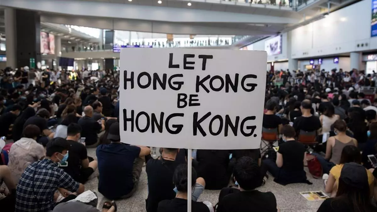 Los manifestantes de Hong Kong vuelven a llevar su protesta al aeropuerto