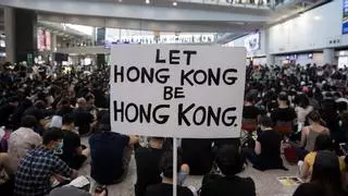 Los manifestantes de Hong Kong vuelven a llevar su protesta al aeropuerto