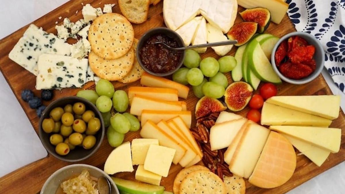 Un plato de quesos franceses