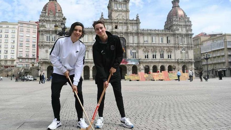 Los jugadores Ash Clee, de Australia, y Jimi Blinkhorne, de Nueva Zelanda, posan en la plaza de María Pita.